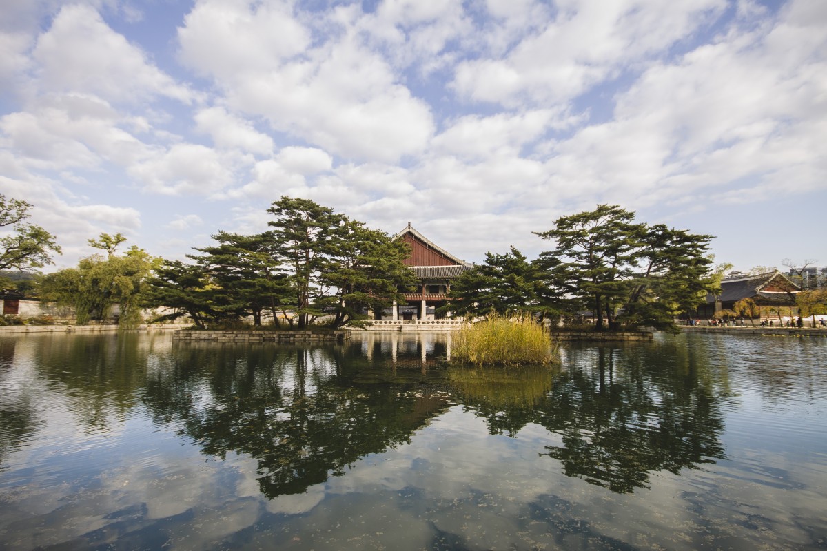 Vue sur une eau douce, on y trouve une maison traditionnelle
