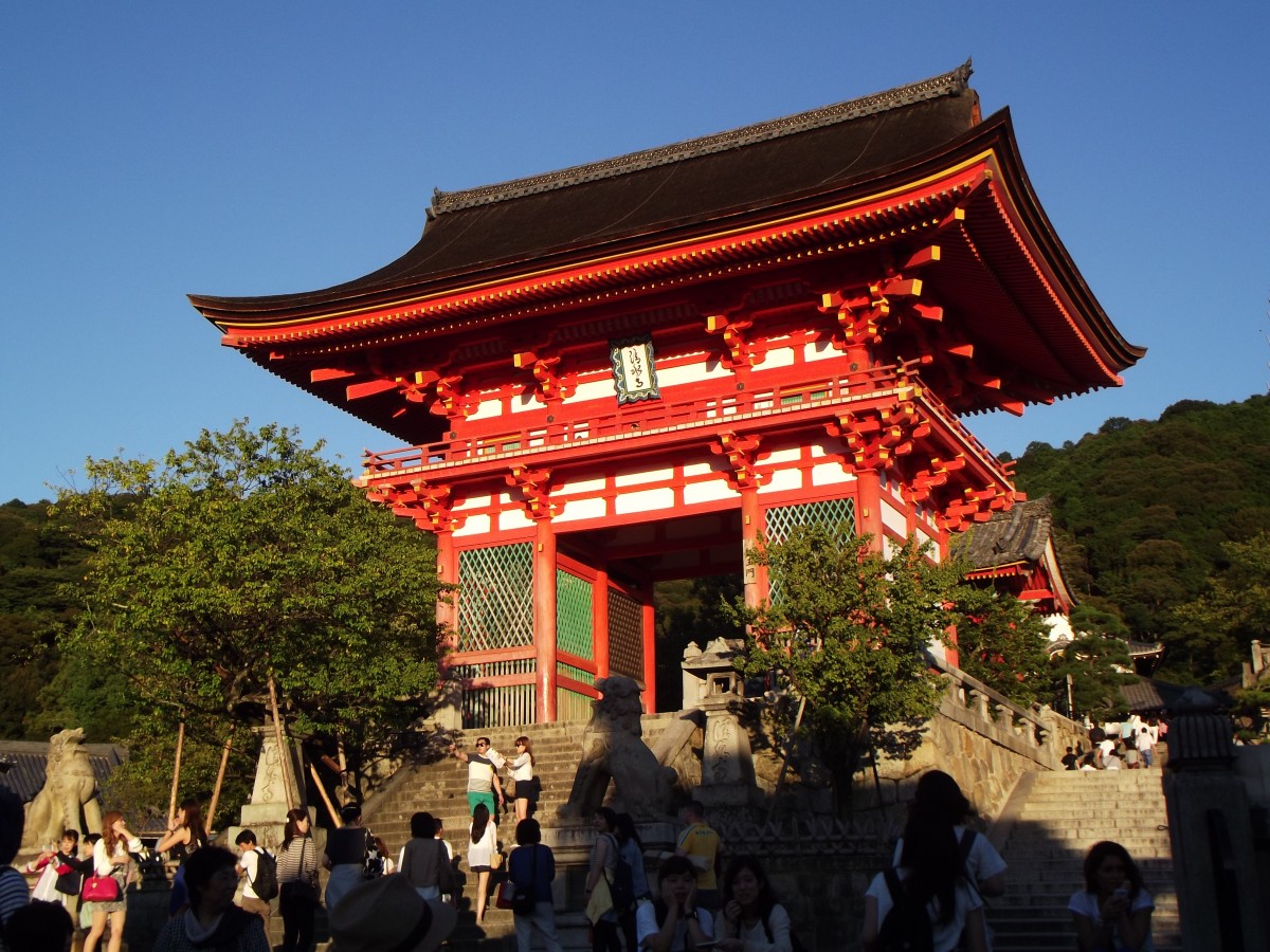Des japonais qui se réunissent autour du temple de kyoto